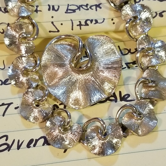 Lisner Silvertone Abstract Apple Brooch - Picture 7 of 7